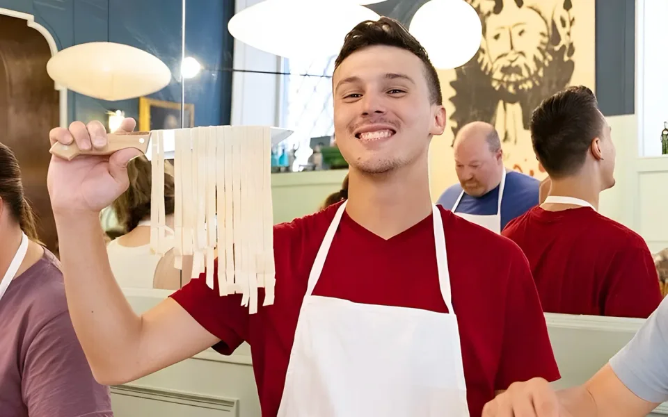 Pasta fresca tagliata al momento durante il corso di cucina