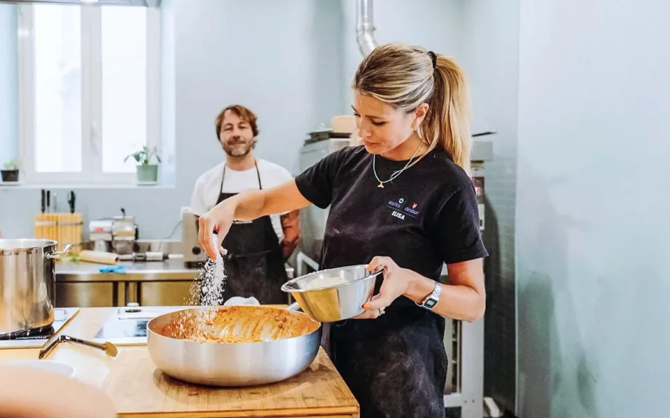Cucinare la pasta con uno chef locale in una cucina romana