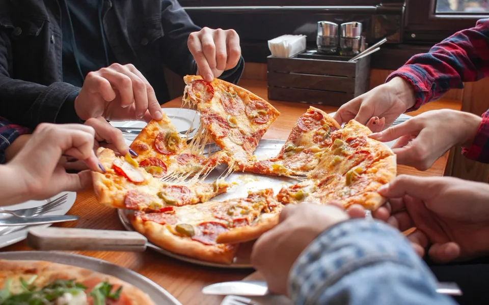 Condivisione di fette di pizza dopo la preparazione