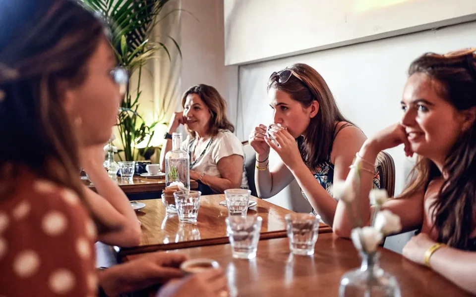 Gäste unterhalten sich an einem Restauranttisch