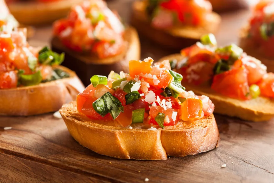 Bruschetta con tomate preparada para la degustación