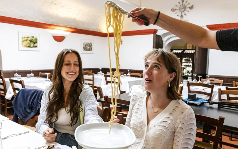Pasta servida a los invitados durante un tour gastronómico