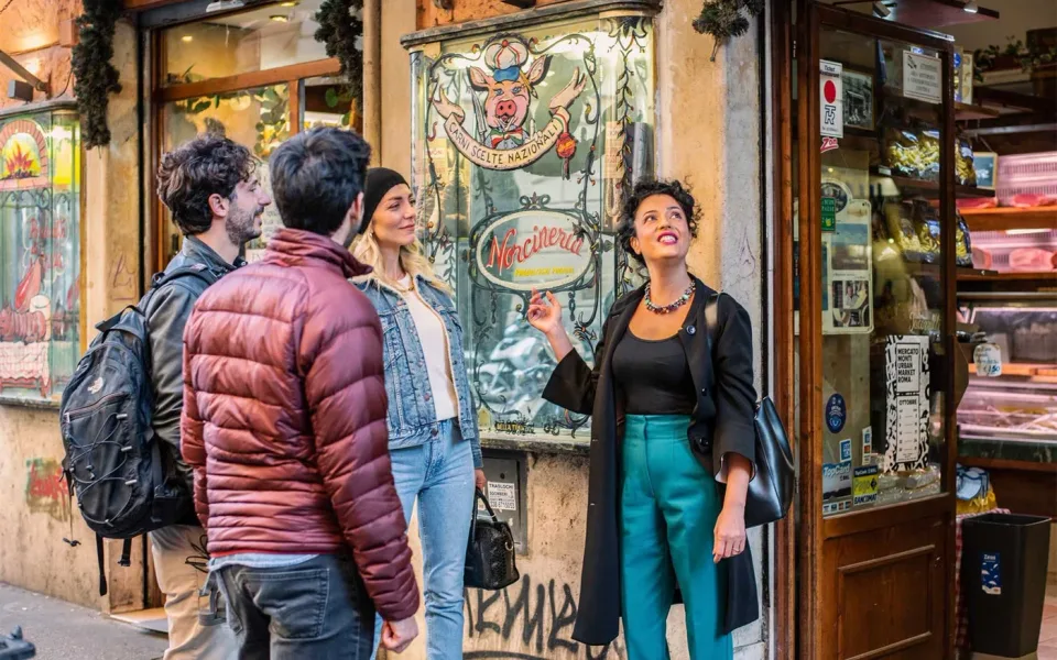 Ein Guide und Gäste vor einem Food-Stopp im Viertel