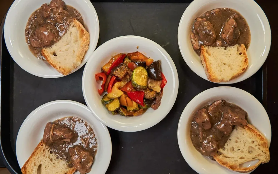Verkostungsgerichte, serviert an einer Food-Tour-Station