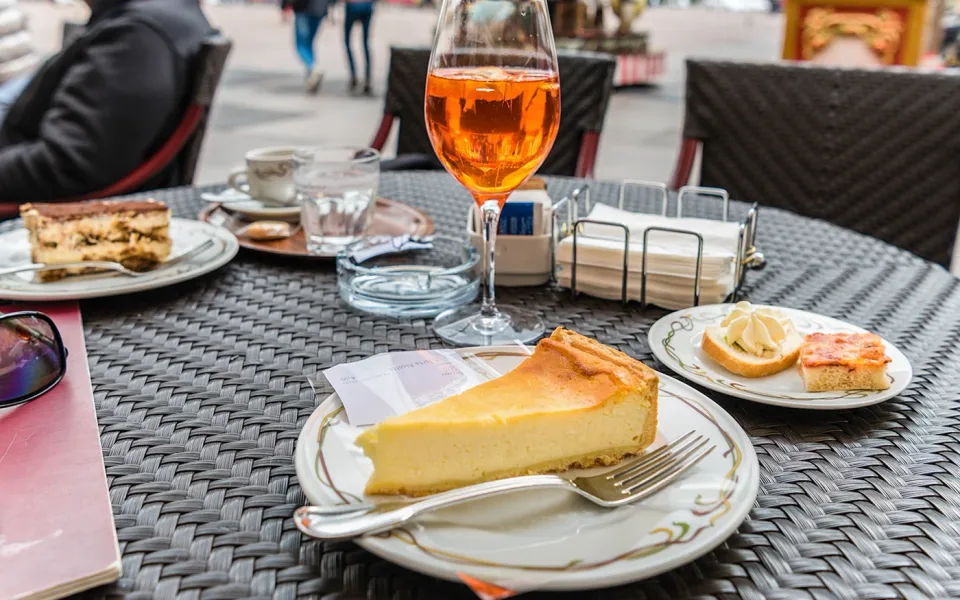 Wein und kleine Gerichte auf einem Tisch im Freien